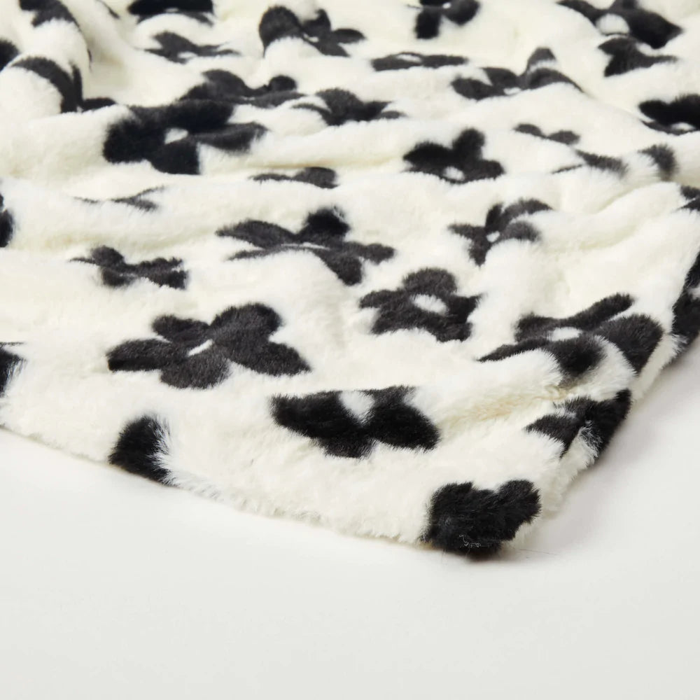 Dormify Daisy Plush Throw Blanket